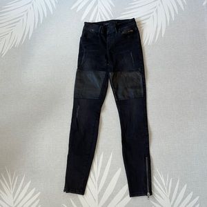 GUESS Patch Brittney Jean with zip and leather detailing